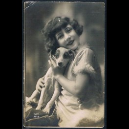 http://morawino-stamps.com/sklep/8899-thickbox/stara-francuska-pocztowka-zdjeciowa-nr-dix-2602-nadana-15-v-1929-kobieta-w-stylu-lat-20-30-z-psem.jpg
